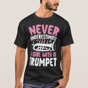 トランペットで少女を決して過小評価しない Tシャツ
