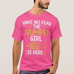 トランペットの女の子がここにいるトランペットを恐れない Tシャツ