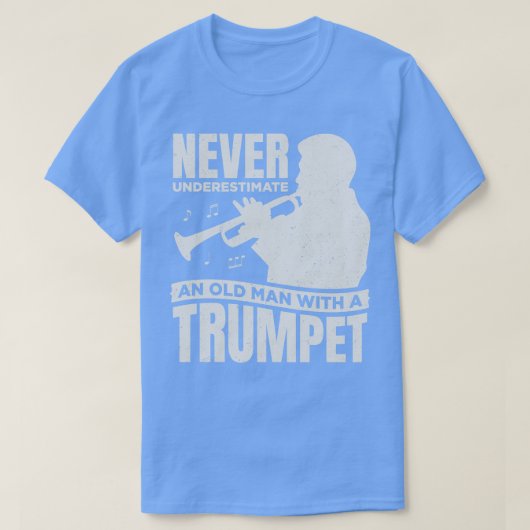 トランペットを持った老人を決して過小評価しない Tシャツ (デザイン正面)
