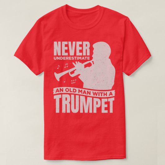 トランペットを持った老人を決して過小評価しない Tシャツ (デザイン正面)