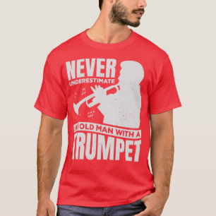 トランペットを持った老人を決して過小評価しない Tシャツ
