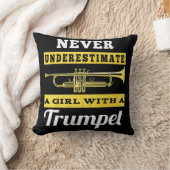 トランペットを持つ女の子を決して過小評価しない クッション (ブランケット)