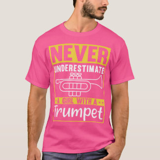 トランペットを持つ女の子を決して過小評価しない Tシャツ