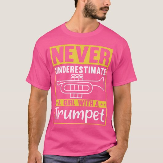 トランペットを持つ女の子を決して過小評価しない Tシャツ (正面)