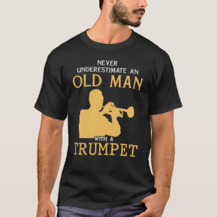 トランペットを持つ老人を決して甘く見ない Tシャツ