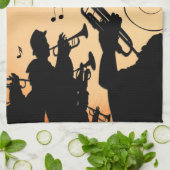 トランペットセクションジャズミュージックオレンジラスト キッチンタオル (折り畳み)