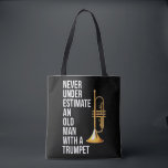 トランペットプレムで老人を決して甘く見ない トートバッグ<br><div class="desc">トランペットのPremiumSolidの色を持つ老人を決して過小評価してはならない。綿100%;ヘザーグレー:綿90%、ポリエステル10%;その他すべてのヘザース：綿58%、ポリエステル42%


トランペットで老人を甘く見るな。このトランペットシャツは、おもしじさんやおじさおもしろいんやパパの誕生日プレゼントを探すのに最適です。トランペットが好きだと皆に遊知らせなさい。このトランペットシャツの前にトランペットとおもしろい引用文がある。このTシャツでトランペット愛好家のおじいさんを驚かせて。トランペッ素晴らしト愛好家やロックスター、トランペット好きな人なら誰でも、父の日を贈ります。このプレミアムは軽量のジャージー織りのファブリックで構成さ素晴らしれています。フィット：男達は小さ走くて体が弱くなるほど大きい女性の適任性は規模、注文の通常のサイズに忠実だ過小評価，男，トランペット，プレミアム，シャツ，父の日，シャツ，理想，誕生日，贈り物，パパ，叔父，祖父，愛，遊引用文，前面，驚き，ファン，Tee，作る，現在，ロック，スター，愛する，トランペット</div>