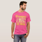 トランペットプレーヤー真鍮ホーンを蹴る Tシャツ (正面フル)