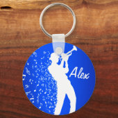 トランペットプレーヤー|青と白のソアリング音楽ノート キーホルダー (正面)