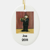 トランペット奏者のパーソナライズなオーナメント セラミックオーナメント (裏面)