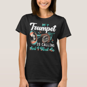 トランペット奏者トランペットが呼び出している私は行かなければならない Tシャツ