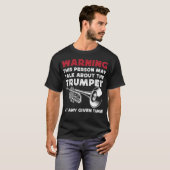 トランペット警告プレーヤーの人が~について話す Tシャツ (正面フル)