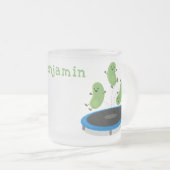 トランポおもしろいリン漫画の可愛いグリーンビーンズ フロストグラスマグカップ (正面右)