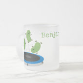 トランポおもしろいリン漫画の可愛いグリーンビーンズ フロストグラスマグカップ (正面左)