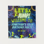 トランポリネオン誕生日パーティーサインをジャンプ タペストリー (正面)