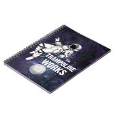 トランポリンが黒白の宇宙飛行士に働く ノートブック (左側)