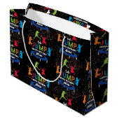 トランポリンカラフルパークジャンプ子供の誕生日パーティー ラージペーパーバッグ (裏面アングル)