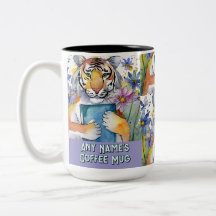 トラ虎が大きな本を持つツートン・コーヒーマグ