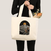 トラ虎とハイカーの山と月 ビンテージ風彫刻デザイン ラージトートバッグ (正面(商品))