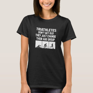 トリアスリートは年を取らない彼らは単に自分のAを変える Tシャツ