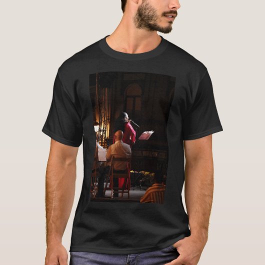 トリアナセビリア歌手オンステージ垂直 Tシャツ (正面)