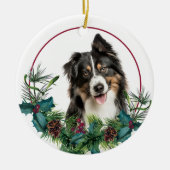トリカラーオーストラリアシェパードドッグエバーグリーンリース セラミックオーナメント (正面)