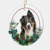 トリカラーオーストラリアシェパードドッグエバーグリーンリース セラミックオーナメント (左)