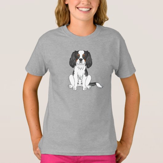 トリカラーカバリヤキングチャールズスパニエル犬ドッグシッティング Tシャツ (正面)