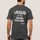 トリガーを解放するイエス・キリスト 十字架 聖書の言葉 Tシャツ (裏面)