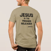 トリガーを解放するイエス・キリスト 十字架 聖書 信心 トライブレンドTシャツ (裏面)