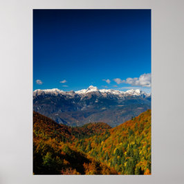 トリグラヴ山の素晴らしい紅葉の景色 ポスター