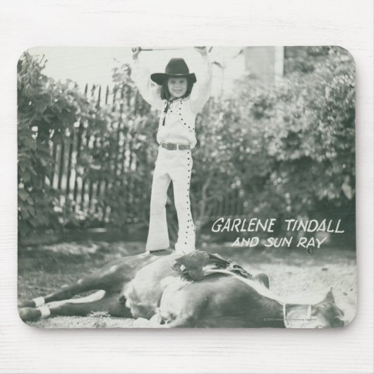 トリックの馬に立っているGarlene Tindall マウスパッド (正面)