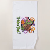 トリックまたはタートカメおもしろいハロウィーン ビーチタオル (正面)