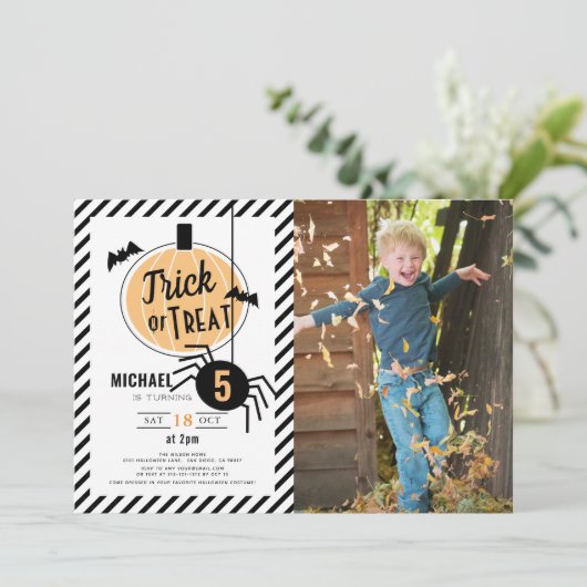 トリックまたはトリートカボンプキンハロウィンフォト誕生日 招待状 (スタンド正面)