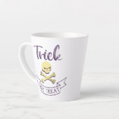 トリックまたはトリートスカルクロスボーンハロウィーンリボン カフェラテマグ (左アングル)