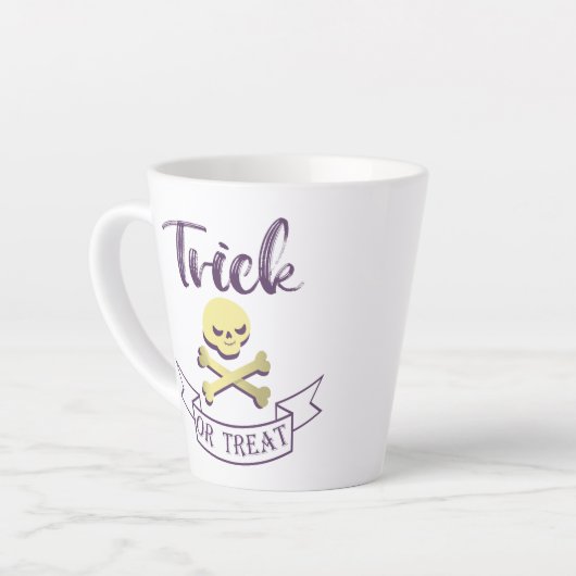 トリックまたはトリートスカルクロスボーンハロウィーンリボン カフェラテマグ (左アングル)