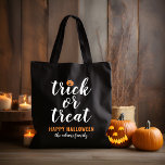 トリックまたはトリートスクモダンリプトカスタムハロウィーン トートバッグ<br><div class="desc">オレンジ色のジャックオランタンカボチャのアクセントと黒い背景色を持つ白い台本モダンに「トリックまたはトリート」を特徴とする怖い可愛いハロウィーントート/キャンディバッグ。</div>