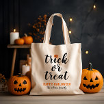 トリックまたはトリートスクモダンリプトカスタムハロウィーン トートバッグ<br><div class="desc">この怖い可愛いハロウィーントート/キャンディバッグは、オレンジ色のジャックオランタンモダンパンプキンアクセントで黒い台本に「トリックまたはトリート」を取り入れている。ご家族に合わせたバッグをパーソナライズして注文。</div>
