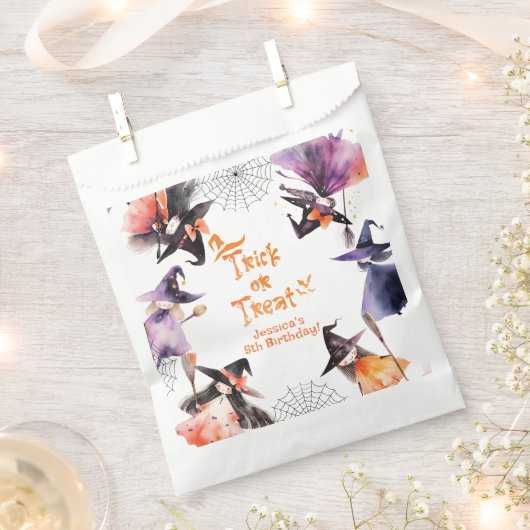 トリックまたはトリートハロウィーンウィッチ誕生日パーティー フェイバーバッグ (クリップ留めされた状態)