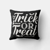 トリックまたはトリートホワイトモダンタイポグラフィハロウィン クッション (裏面)