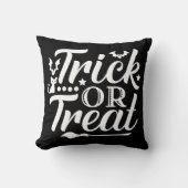 トリックまたはトリートホワイトモダンタイポグラフィハロウィン クッション (正面)