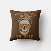 トリックまたはトリートヨー自己の面白いハロウィーンママスカル クッション (裏面)