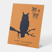 トリックまたはトリート不気味 – フクロウ – オレンジハロウィン 台座サイン (正面)