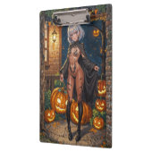 トリックまたはトレーター、勇敢なハロウィーンの衣装の女の子 クリップボード (左)