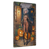 トリックまたはトレーター、勇敢なハロウィーンの衣装の女の子 クリップボード (右)