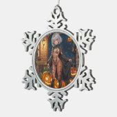 トリックまたはトレーター、勇敢なハロウィーンの衣装の女の子 スノーフレークピューターオーナメント (右)