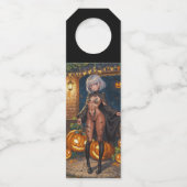 トリックまたはトレーター、勇敢なハロウィーンの衣装の女の子 ボトルネックタグ (裏面)