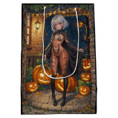 トリックまたはトレーター、勇敢なハロウィーンの衣装の女の子 ミディアムペーパーバッグ (裏面)