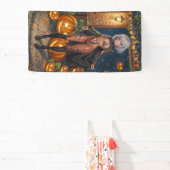 トリックまたはトレーター、勇敢なハロウィーンの衣装の女の子 横断幕 (インサイチュ)