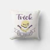 トリックまたは治療スカルクロスボーンハロウィーンリボンT クッション (正面)